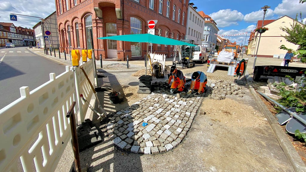 Mitarbeiter der Stadtwerke Osterburg haben die Aufpflasterung an der Kreuzung Breite Straße/Bismaker Straße herabgesetzt.