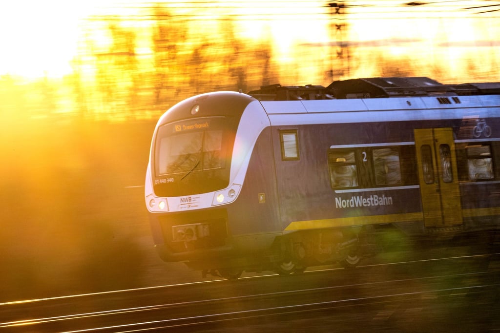 Der Zugverkehr zwischen Bremen und Bremerhaven setzt in beide Richtungen weiterhin aus. (Symbolbild)