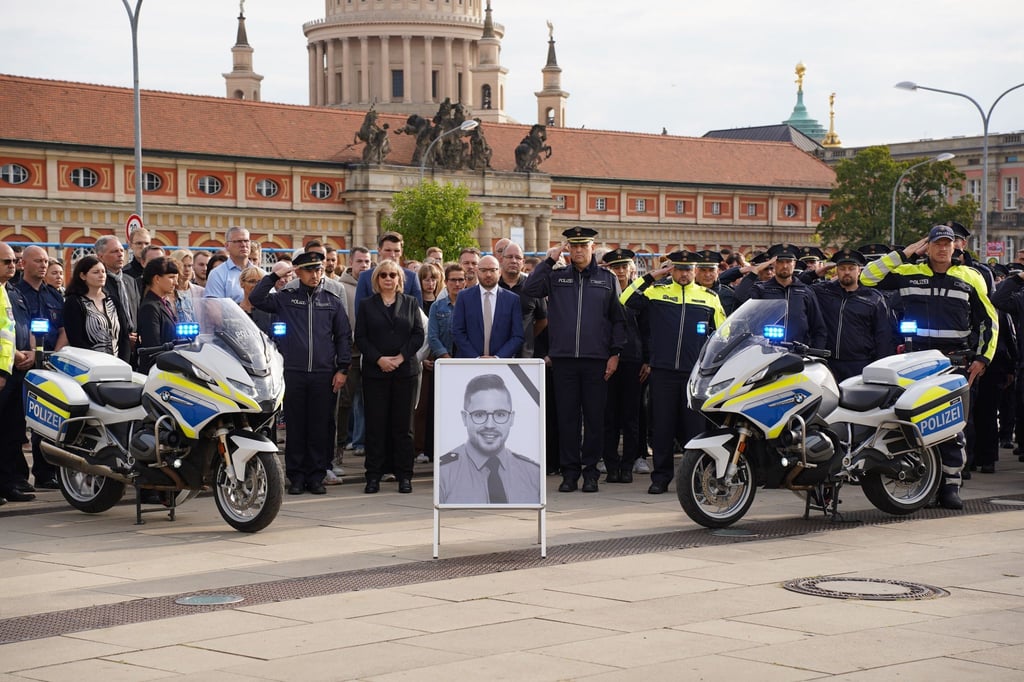 Für den im Saarland getöteten Polizisten gab es auch in Brandenburg eine Schweigeminute.