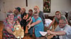 Das Ensemble in Aktion: Während Heidi Lemke (v.l.), Andrea Langkau, Inge Höfer, Astrid Schütte, Heidelore Gödicke und  Gesine Müller beherzt nach der Katze greifen, bleiben Regisseur Andreas Knauf und Souffleuse Katrin Gödicke ganz konzentriert beim Text.