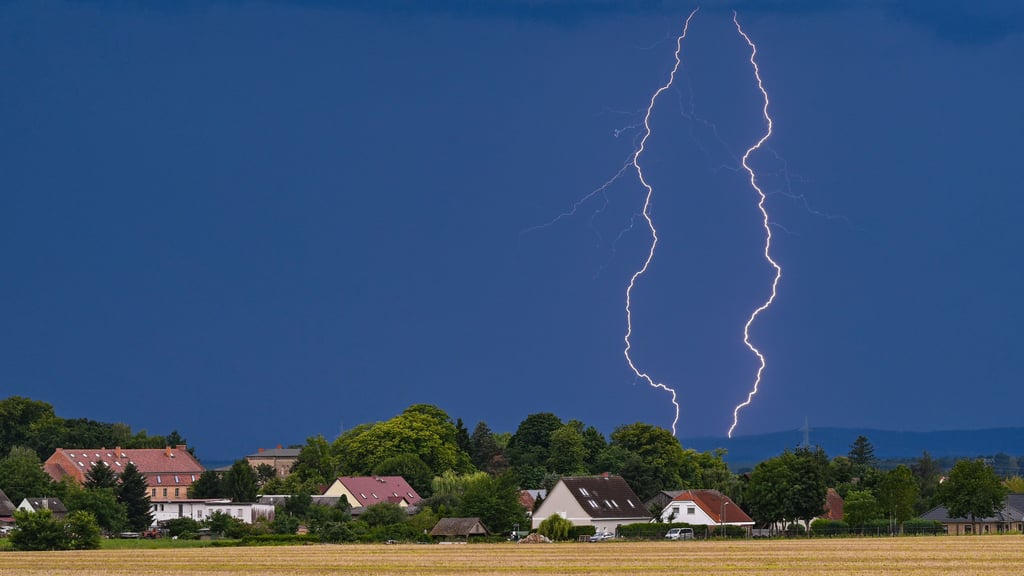 Die sonnige Ruhe vor dem Sturm: In Sachsen-Anhalt kehren ab Wochenmitte Schauer und Gewitter ein.