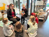 Während ihre Eltern im selben Gebäude arbeiten, werden die Kinder tagsüber von zwei pädagogischen Fachkräften in der Kindertagespflege bei Hasomed in Magdeburg betreut.