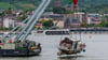 Aufwendige Aktion: Ein Schwimmkran hat ein bei Rüdesheim gestrandetes Sportboot geborgen.