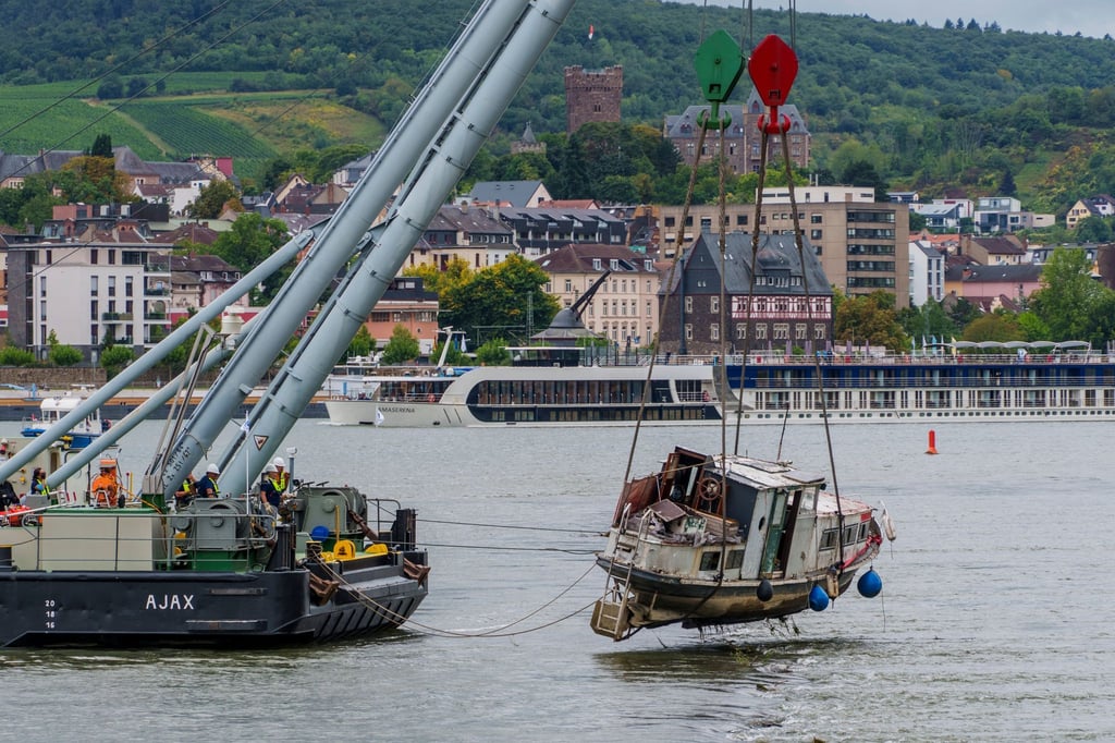 Aufwendige Aktion: Ein Schwimmkran hat ein bei Rüdesheim gestrandetes Sportboot geborgen.