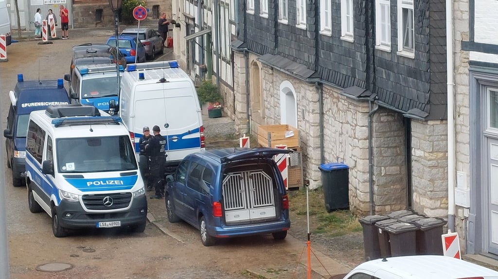 Die Polizei fuhr am Donnerstagmorgen (28. August) mit mehreren Fahrzeugen im Stadtzentrum von Osterwieck vor und sorgte bei Anwohnern für Rätselraten.