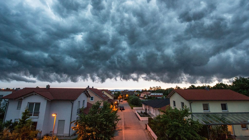 Haben Häuser einen Keller, sollte das Untergeschoss besonders in hochwassergefährdeten Gebieten aus wasserdichtem Beton bestehen sowie gut abgedichtet sein.