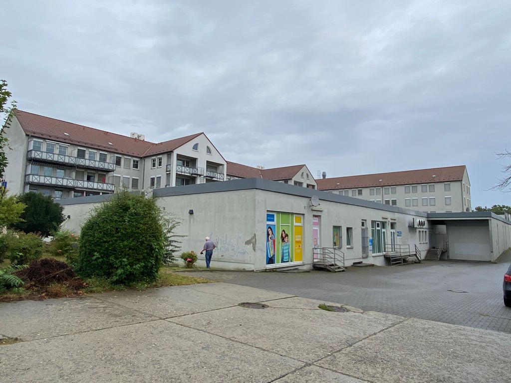 Blick auf die Rückseite des Hauses Richard-Wagner-Straße 39-42. Im Wagner-Center gibt neben Geschäften, Praxen und Büroräumen auch Wohnungen.