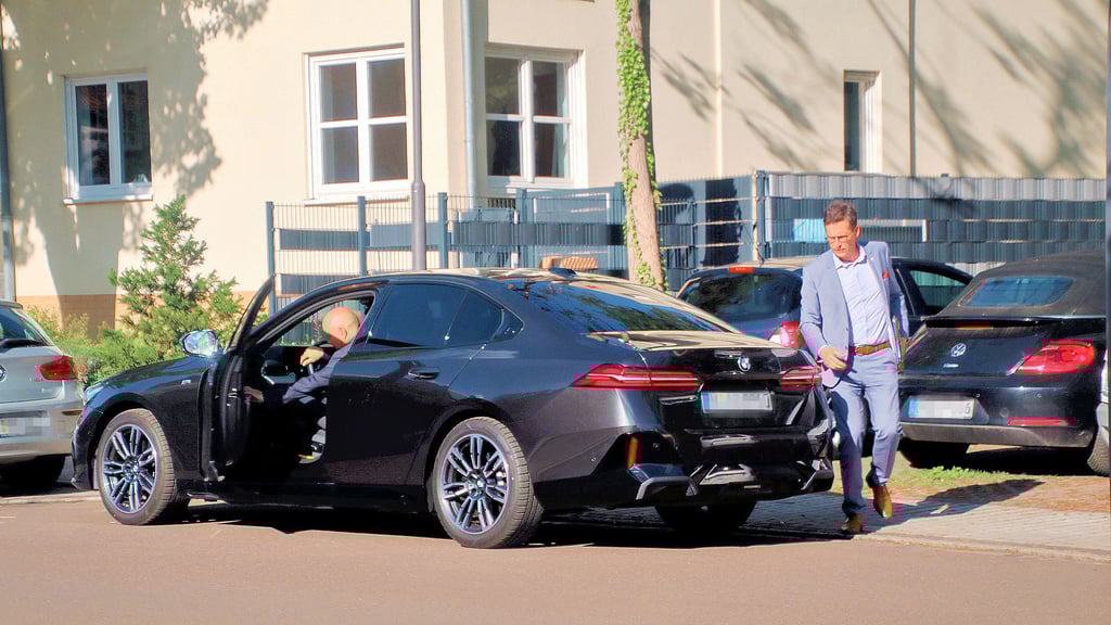 Oberbürgermeister Alexander Vogt (rechts) beim Aussteigen aus seinem neuen BMW. Nach seinem Amtsantritt hat er einen zweiten Chauffeur im OB-Büro anstellen lassen. Dafür wird er kritisiert.