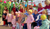 Mit einem musikalischen Programm haben die Kinder das Fest eröffnet.