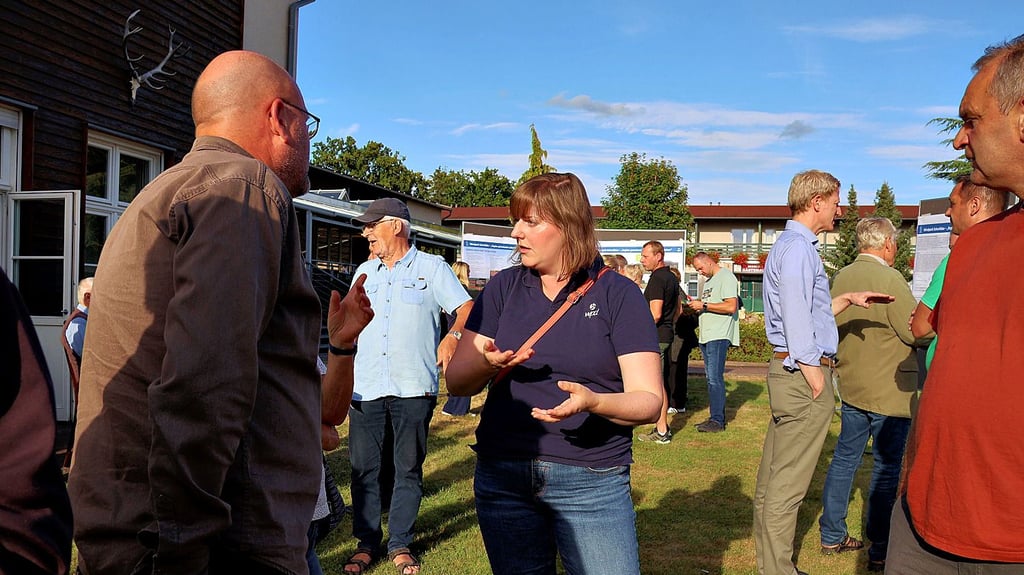 Bei der Infoveranstaltung für den Windpark bei Scharlibbe diskutierten Einwohner mit den Planern von der Firma wpd aus Bremen und den Havelberger Stadtwerken.