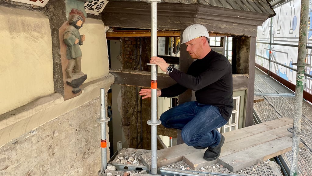 Das Rathaus Wernigerode ist derzeit eine Großbaustelle. Baudezernent Immo Kramer zeigt, was hinter der bunten Plane, die die Fassade des Wahrzeichens bedeckt, passiert.