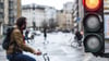 Zeigt die nächste Ampel noch Grün oder doch schon Rot? Eine neue Technik soll Radfahrern in Berlin an einigen Stellen bei der Einschätzung helfen. (Archivbild)