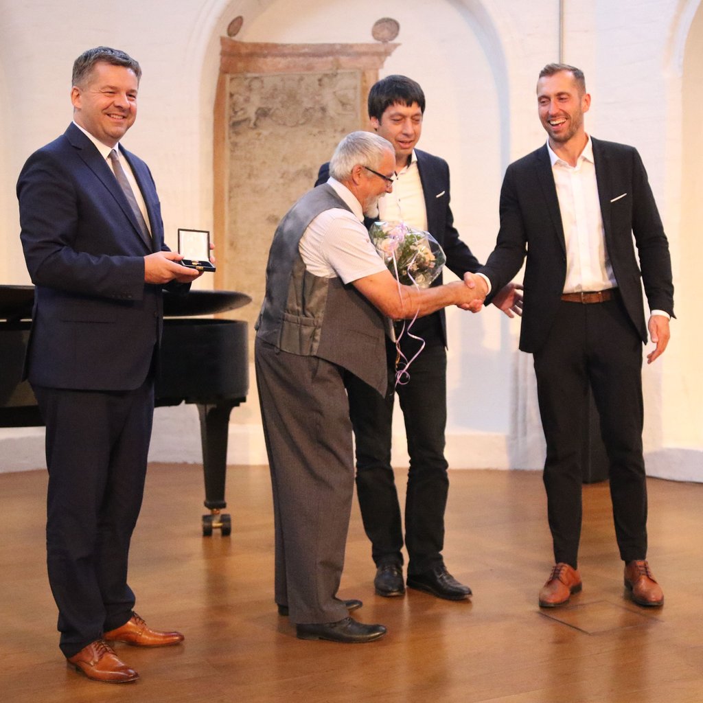 Die Ehrennadel des Landes Sachsen-Anhalt überreichte (von links) Minister Sven Schulze an den Arneburger Lothar Hinz. Es gratulierten ebenfalls Landrat Patrick Puhlmann und Oberbürgermeister Bastian Sieler.