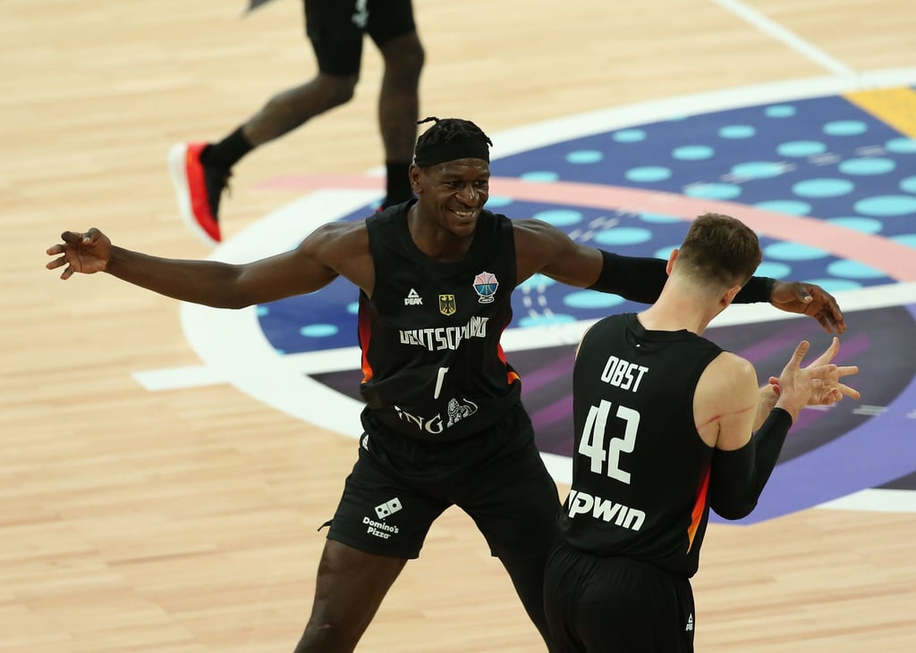 Isaac Bonga (l) ist ein wichtiger Spieler für das deutsche Team.