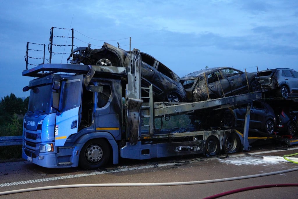 Ein Lkw beladen mit Neuwagen brannte vollständig aus.