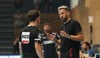 Beim Wartburg-Cup trafen der SCM und Lemgo schon vor zwei Wochen aufeinander. Hier beobachtet TBV-Coach Florian Kehrmann aus dem Hintergrund die Diskussion zwischen Bennet Wiegert und dem Schiri.