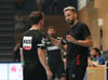 Beim Wartburg-Cup trafen der SCM und Lemgo schon vor zwei Wochen aufeinander. Hier beobachtet TBV-Coach Florian Kehrmann aus dem Hintergrund die Diskussion zwischen Bennet Wiegert und dem Schiri.