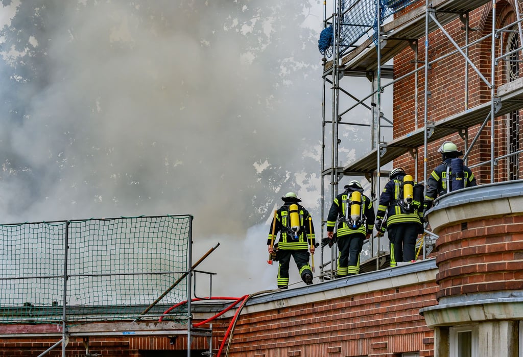 Die Feuerwehr war mit rund 100 Kräften auf dem Friedhof im Einsatz. (Archivbild)