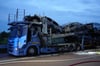 Ein Lkw beladen mit Neuwagen brannte vollständig aus. 