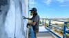 Kunst in schwindelerregender Höhe: Graffitikünstler Alessio B. besprüht die Wand eines Mehrfamilienhauses in Wernigerode. 
