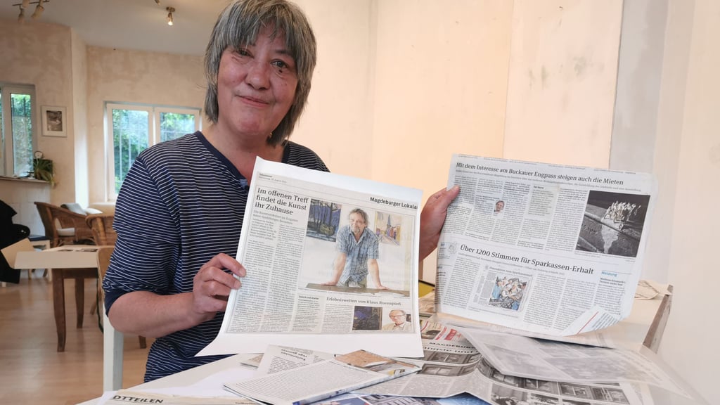 Leilani Heinicke sichtet die zahlreichen Zeitungsartikel, die über ihren verstorbenen Partner Jürgen Hänel erschienen sind. Eine Auswahl davon ist in der Ausstellung „Spuren hinterlassen“ zu sehen.