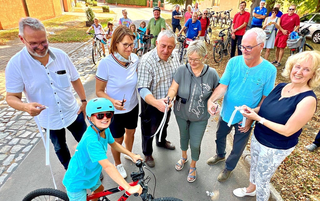 In Kleinwirschleben ist die erste Fahrradstraße der Stadt Bernburg eingeweiht worden – sie ist Teil des ausgebauten Europaradweges R1.