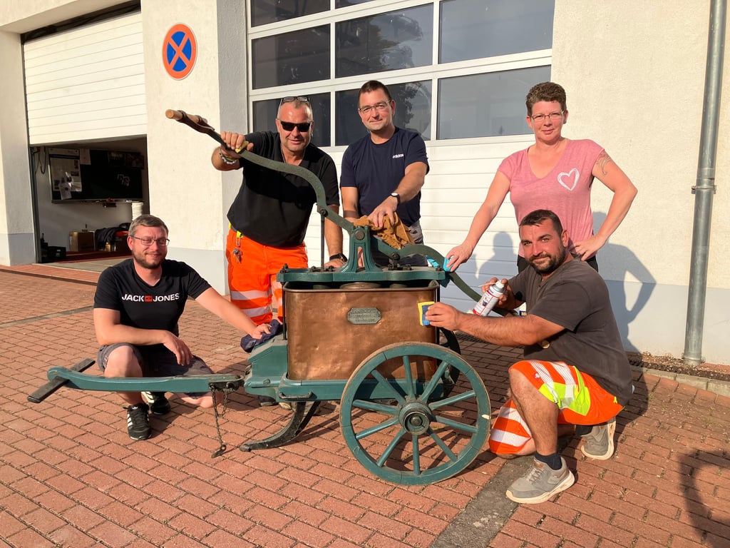 Bis Sonntag ist die historische Feuerspritze geputzt. Sie ist dann beim Festumzug in Rosperwenda zu sehen.