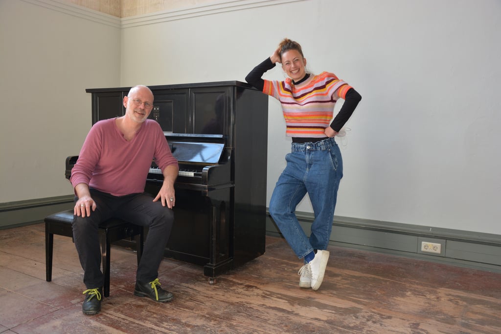 Komponist Christoph Ogiermann und Sopranistin Sarah Maria Sun vor einem Konzert in der Klaussynagoge.
