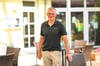 Steffen Warias vor seinem Restaurant in Braunsbedra