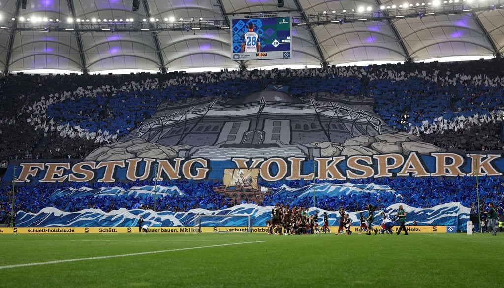 Eine Choreographie beim letztmaligen Aufeinandertreffen des HSV und FC St. Pauli im Mai 2024. (Archiv)