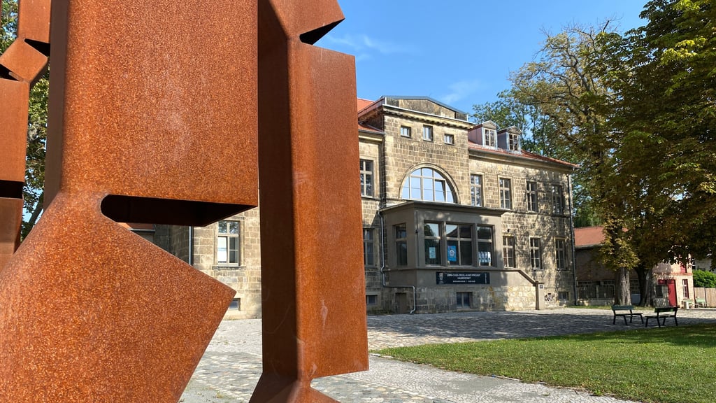 Das Cage-Haus in Halberstads Burchardikloster. Hier sitzt auch die Cage Academy, die Workshops anbietet. Die Teilnehmer am Wettbewerb um einen besonderen Preis für zeitgenössische Musik proben hier.
