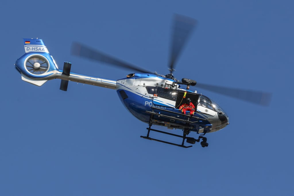 Auch mittels Hubschrauber wird nach dem Mann gesucht, der am Mittwoch mit einem Gleitschirm vom Flugplatz in Laucha aufgebrochen war.