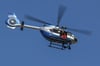 Auch mittels Hubschrauber wird nach dem Mann gesucht, der am Mittwoch mit einem Gleitschirm vom Flugplatz in Laucha aufgebrochen war.