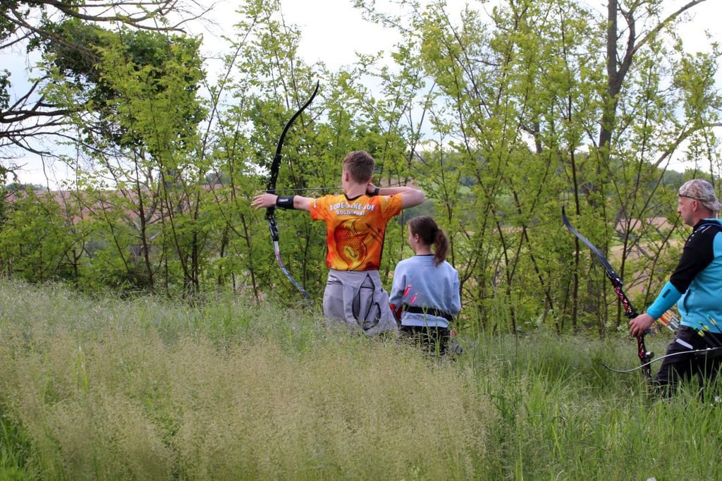 Bogenschützen sind im Wald rund um die Konradsburg unterwegs - am 30. und 31. August werden hier Deutsche Meisterschaften ausgetragen.