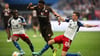 Voll dabei: St. Paulis Oladapo Afolayan (M) kämpft mit Hamburgs Jean-Luc Dompe (l) und Hamburgs Jonas Meffert um den Ball. (Archiv)