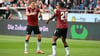 Ime Okon (r, Hannover 96) feiert mit Benedikt Pichler (Hannover 96) sein Tor zum 2:0