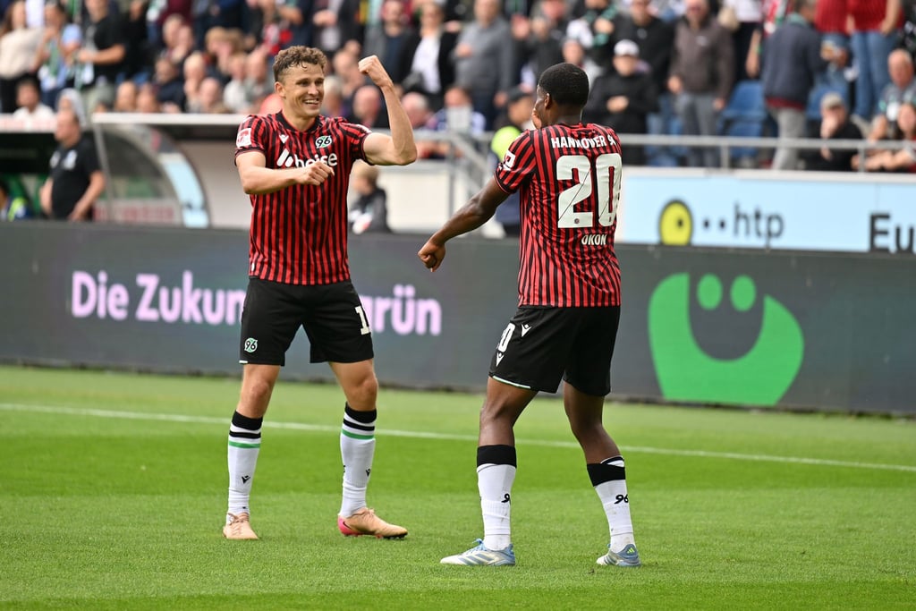 Ime Okon (r, Hannover 96) feiert mit Benedikt Pichler (Hannover 96) sein Tor zum 2:0