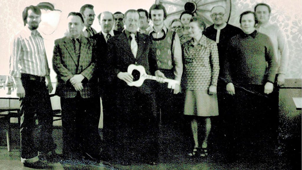 Symbolische Schlüsselübergabe nach Anbau des Saals 1980.