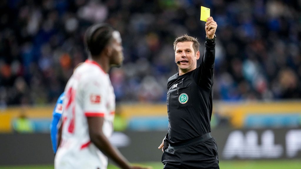 Frank Willenborg zeigt Castello Lukeba Gelb.