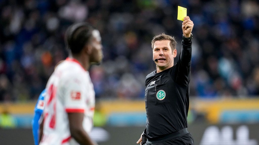 Frank Willenborg zeigt Castello Lukeba Gelb.