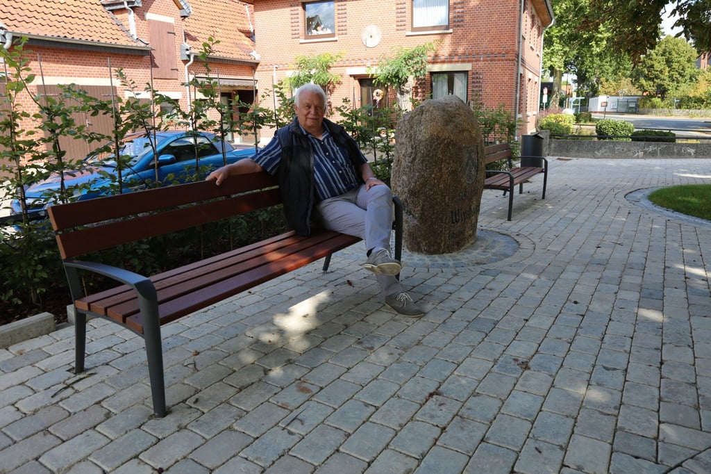 Ortsbürgermeister Günter Meyer hat nun auf den Bänken eine 47 Zentimeter tiefe Sitzfläche.