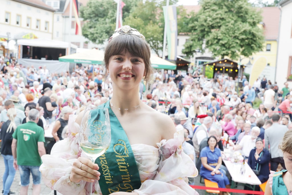 Auf dem 31. Thüringer Weinfest am 17. August 2025 wurde Roksolana Hlynchak zur neuen Weinprinzessin gekürt. Die gelernte Hotelfachfrau wird ein Jahr lang im Ehrenamt das Anbaugebiet repräsentieren.