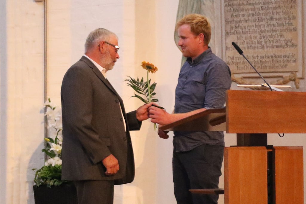 Für sein Engagment in Nahrstedt dankte Ortsbürgermeister Matthias Schmid dem Vorsitzenden des Reitvereins Bernd-Peter Jenderze.