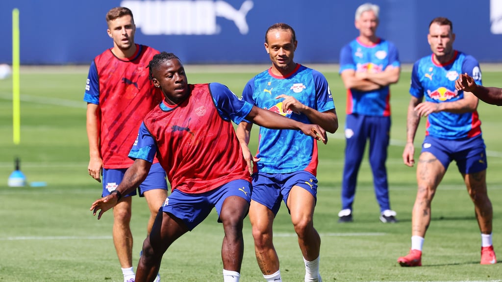 Xavi Simons (3.v.l.) am Dienstag im Training von RB Leipzig.