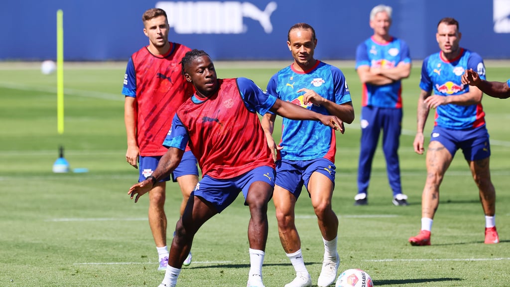 Xavi Simons (3.v.l.) am Dienstag im Training von RB Leipzig.