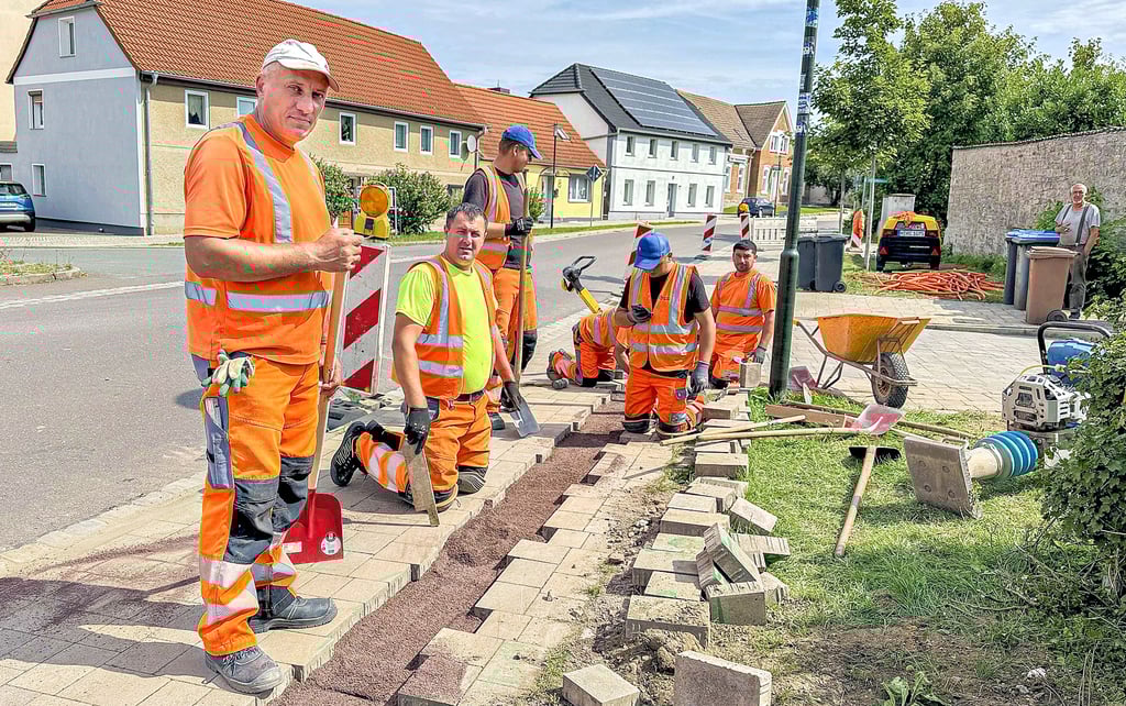 Die von der Deutschen Giganetz GmbH mit dem Ausbau des Glasfasernetzes in der Verbandsgemeinde Egelner Mulde beauftragte Firma war auch im Breiteweg in Egeln tätig. Die Mitarbeiter stellten dort den Fußweg nach der Verlegung des Kabels wieder her.