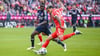 In der Vorbereitung auf diese Saison spielte Sael Kumbedi (l) für Ex-Club Lyon auch gegen Bayerns Top-Star Luis Diaz.