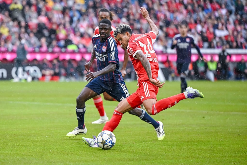 In der Vorbereitung auf diese Saison spielte Sael Kumbedi (l) für Ex-Club Lyon auch gegen Bayerns Top-Star Luis Diaz.