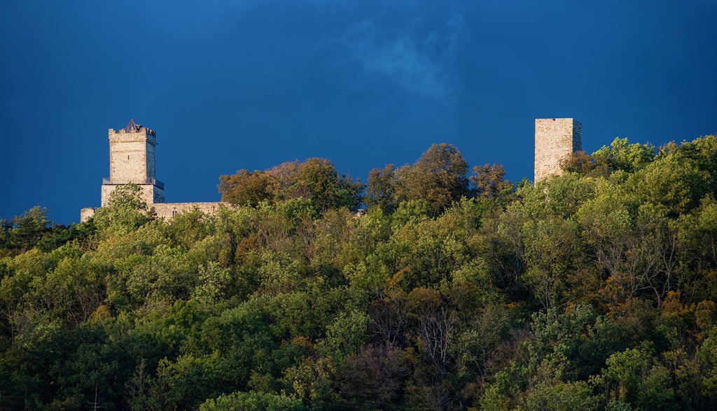 Dunkle Wolken über der Eckartsburg: Seit fünf Jahren gesperrt, gebaut wird aber nicht.