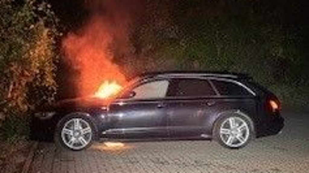 Der auf einem Parkplatz in der Theaterpassage in Halberstadt abgestellte Audi brannte in der Nacht zum Donnerstag (28. August) vollständig aus.